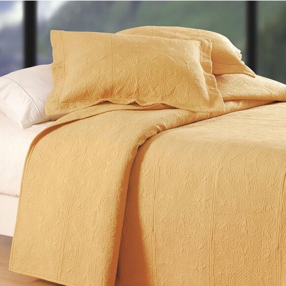 C&F Matelassé Quilt Full/Queen Cornsilk reversible EUC